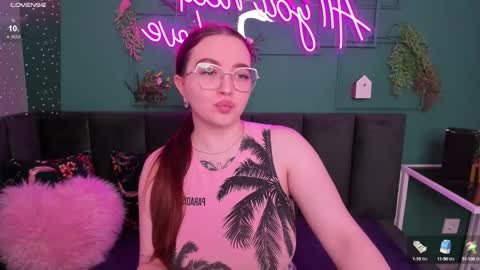 Snapshot of emma_adorablle chatting on December 23, 1:51 am emma_adorablle online show from December 23, 1:51 am