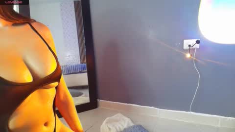 Snapshot of emma_and_aysha chatting on November 11, 10:32 pm emma_and_aysha online show from November 11, 10:32 pm