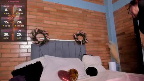 Snapshot of emma_belley chatting on July 12, 8:11 pm Hey Im EmmaHelp me reach 100 likes online show from July 12, 8:11 pm