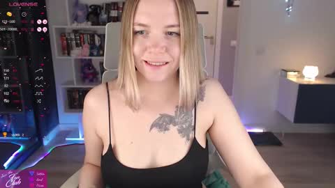 Snapshot of emma_bryan chatting on December 17, 11:11 pm Emma online show from December 17, 11:11 pm