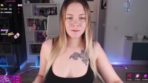 Snapshot of emma_bryan chatting on February 17, 7:20 pm Emma online show from February 17, 7:20 pm