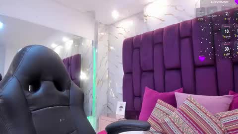 Snapshot of emma_carterr1 chatting on September 28, 2:44 pm pau online show from September 28, 2:44 pm