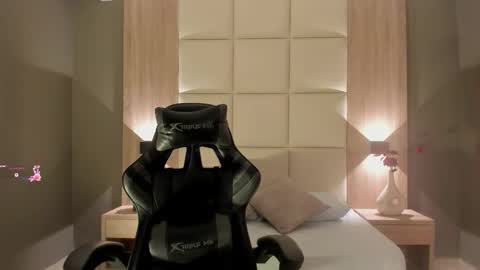 Snapshot of emma_fhox chatting on November 2, 2:25 am E M M A online show from November 2, 2:25 am