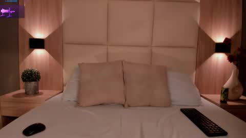 Snapshot of emma_fhox chatting on November 15, 3:04 am E M M A online show from November 15, 3:04 am