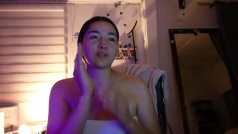 Snapshot of emma_johnson_ chatting on December 4, 2:09 am emma_johnson_ online show from December 4, 2:09 am