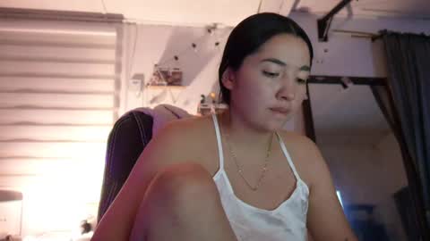 Snapshot of emma_johnson_ chatting on December 10, 4:24 am emma_johnson_ online show from December 10, 4:24 am