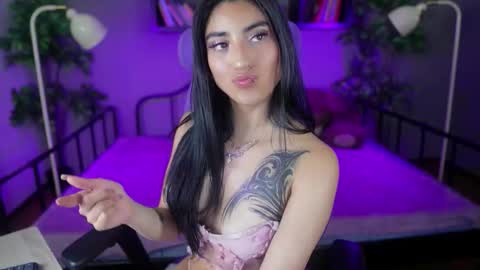 Snapshot of emma_lirys chatting on February 2, 9:35 pm Emma online show from February 2, 9:35 pm