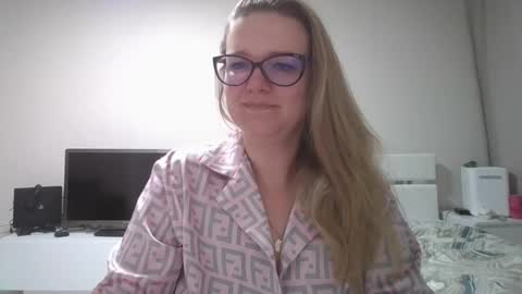emma_misty_ online show from March 19, 9:08 pm