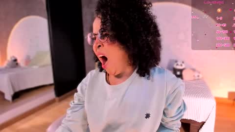 Snapshot of emma_nakamura chatting on December 16, 10:09 am online show from December 16, 10:09 am