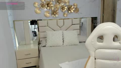 Snapshot of emma_petite4u chatting on December 20, 6:24 pm Emma online show from December 20, 6:24 pm