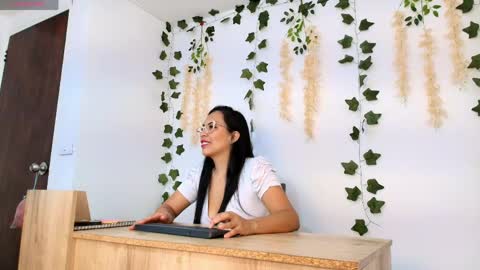 Emma Sanz online show from May 4, 1:18 pm