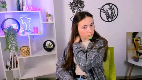 Snapshot of emma_swee chatting on February 9, 6:06 am emma_swee online show from February 9, 6:06 am