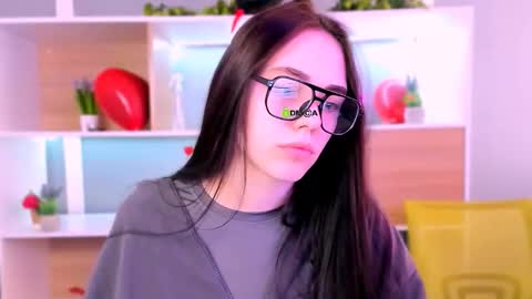 Snapshot of emma_swee chatting on February 20, 6:10 am emma_swee online show from February 20, 6:10 am