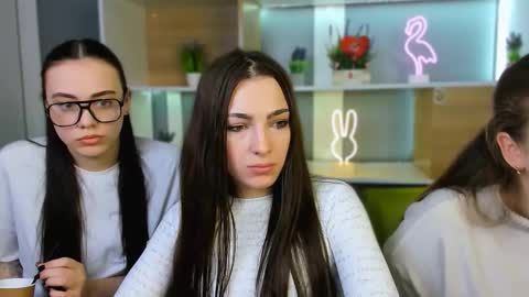 Snapshot of emma_swee chatting on February 26, 6:45 am emma_swee online show from February 26, 6:45 am