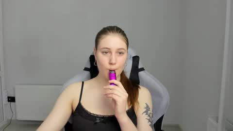 Snapshot of emma_sweettyy chatting on June 10, 6:23 am Emma online show from June 10, 6:23 am