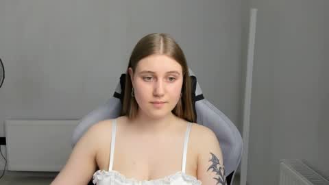 Snapshot of emma_sweettyy chatting on June 17, 12:07 pm Emma online show from June 17, 12:07 pm