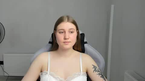 Snapshot of emma_sweettyy chatting on June 18, 12:09 pm Emma online show from June 18, 12:09 pm