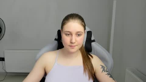 Snapshot of emma_sweettyy chatting on June 19, 12:09 pm Emma online show from June 19, 12:09 pm