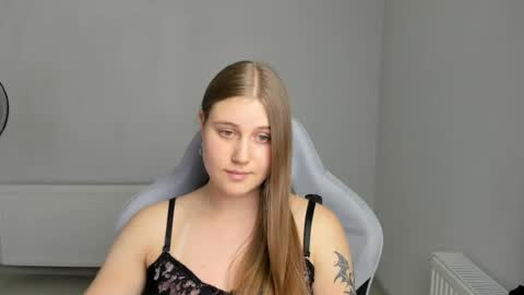 Snapshot of emma_sweettyy chatting on July 6, 12:35 pm Emma online show from July 6, 12:35 pm