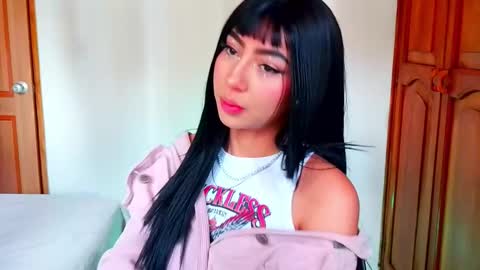 Snapshot of emma_web_ chatting on November 1, 4:20 pm Emma web online show from November 1, 4:20 pm