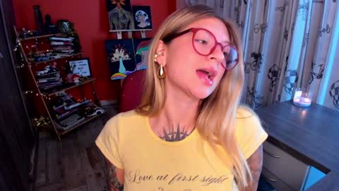 Snapshot of emmaa_hostt chatting on January 13, 11:17 pm Ema .l. online show from January 13, 11:17 pm