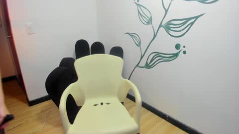 Snapshot of emmaaevans_ chatting on December 17, 12:00 pm Emma Evans online show from December 17, 12:00 pm
