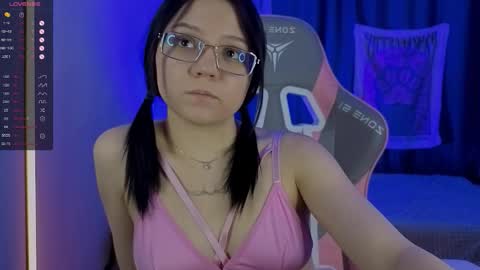 Snapshot of emmablazee chatting on October 20, 7:42 am Emma online show from October 20, 7:42 am