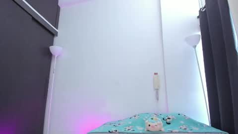 Snapshot of emmaclark_1 chatting on May 7, 8:25 pm emmaclark_1 online show from May 7, 8:25 pm