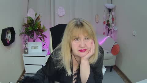 emmaellison924117 online show from April 9, 6:30 am