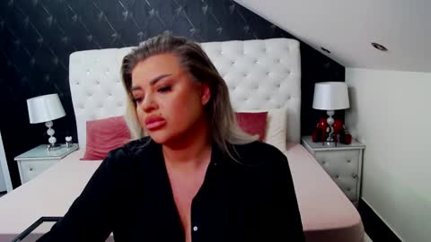 Snapshot of emmamavis chatting on December 6, 6:59 am Emma Mavis online show from December 6, 6:59 am