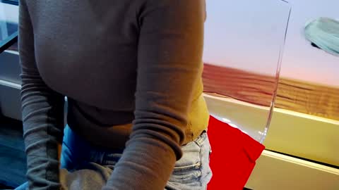 Snapshot of emmamavis chatting on December 13, 8:09 am Emma Mavis online show from December 13, 8:09 am