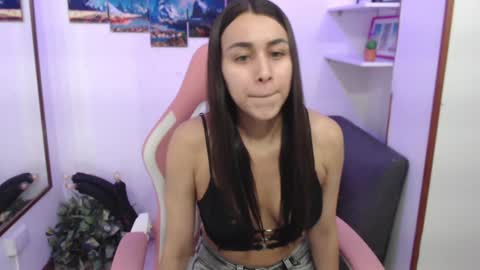 Snapshot of emmamyers_ chatting on February 6, 10:21 pm Emma  online show from February 6, 10:21 pm