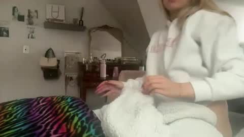 Snapshot of emmangel chatting on December 17, 4:13 pm EmmaAngel online show from December 17, 4:13 pm