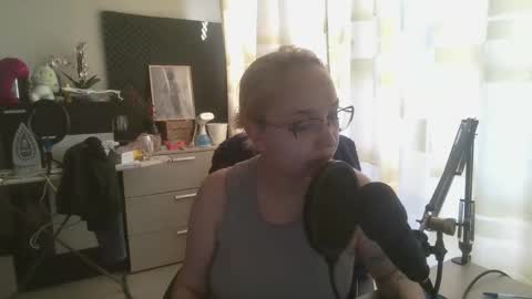 Snapshot of emmanoir_ chatting on February 22, 11:02 am emmanoir_ online show from February 22, 11:02 am