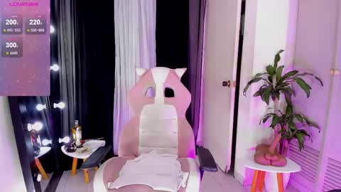 Emma Russell online show from November 20, 11:04 pm