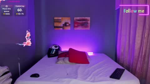 Snapshot of emmasmith06 chatting on December 19, 5:29 pm Emma online show from December 19, 5:29 pm