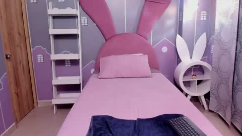 emmathompson__ online show from April 11, 2:05 am