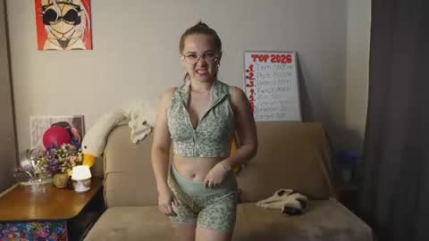 Mia online show from August 2, 7:12 pm