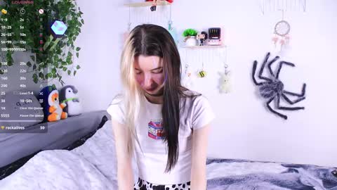 Snapshot of emmie_everly chatting on December 16, 11:59 am emmie_everly online show from December 16, 11:59 am