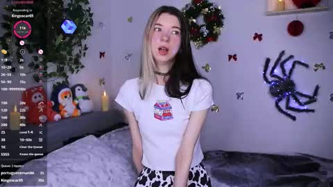 Snapshot of emmie_everly chatting on December 20, 1:18 pm emmie_everly online show from December 20, 1:18 pm