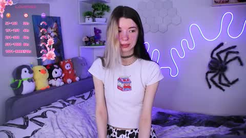 Snapshot of emmie_everly chatting on March 3, 11:38 am emmie_everly online show from March 3, 11:38 am