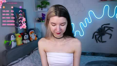 Snapshot of emmie_everly chatting on May 7, 8:03 pm emmie_everly online show from May 7, 8:03 pm
