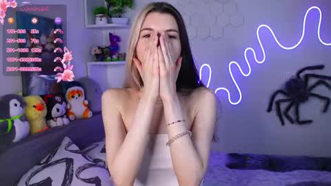 Snapshot of emmie_everly chatting on May 15, 7:43 pm emmie_everly online show from May 15, 7:43 pm