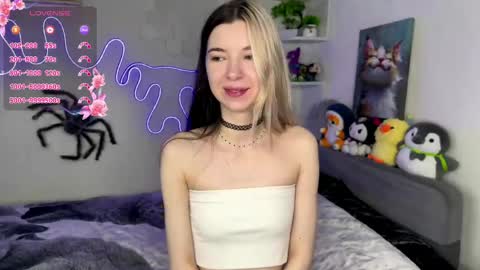 Snapshot of emmie_everly chatting on May 19, 8:37 pm emmie_everly online show from May 19, 8:37 pm