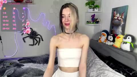 Snapshot of emmie_everly chatting on May 26, 10:17 pm emmie_everly online show from May 26, 10:17 pm