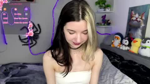 Snapshot of emmie_everly chatting on June 5, 9:09 pm emmie_everly online show from June 5, 9:09 pm
