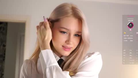 Snapshot of emmiemurray chatting on October 4, 6:22 am Aurora online show from October 4, 6:22 am