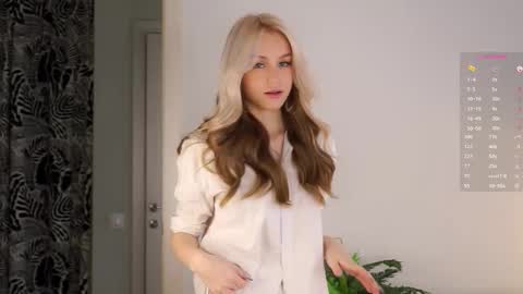 Snapshot of emmiemurray chatting on October 5, 6:56 am Aurora online show from October 5, 6:56 am