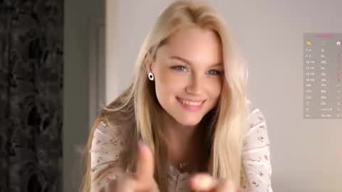 Snapshot of emmiemurray chatting on October 7, 6:43 am Aurora online show from October 7, 6:43 am