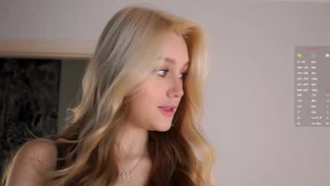 Snapshot of emmiemurray chatting on October 10, 8:13 am Aurora online show from October 10, 8:13 am